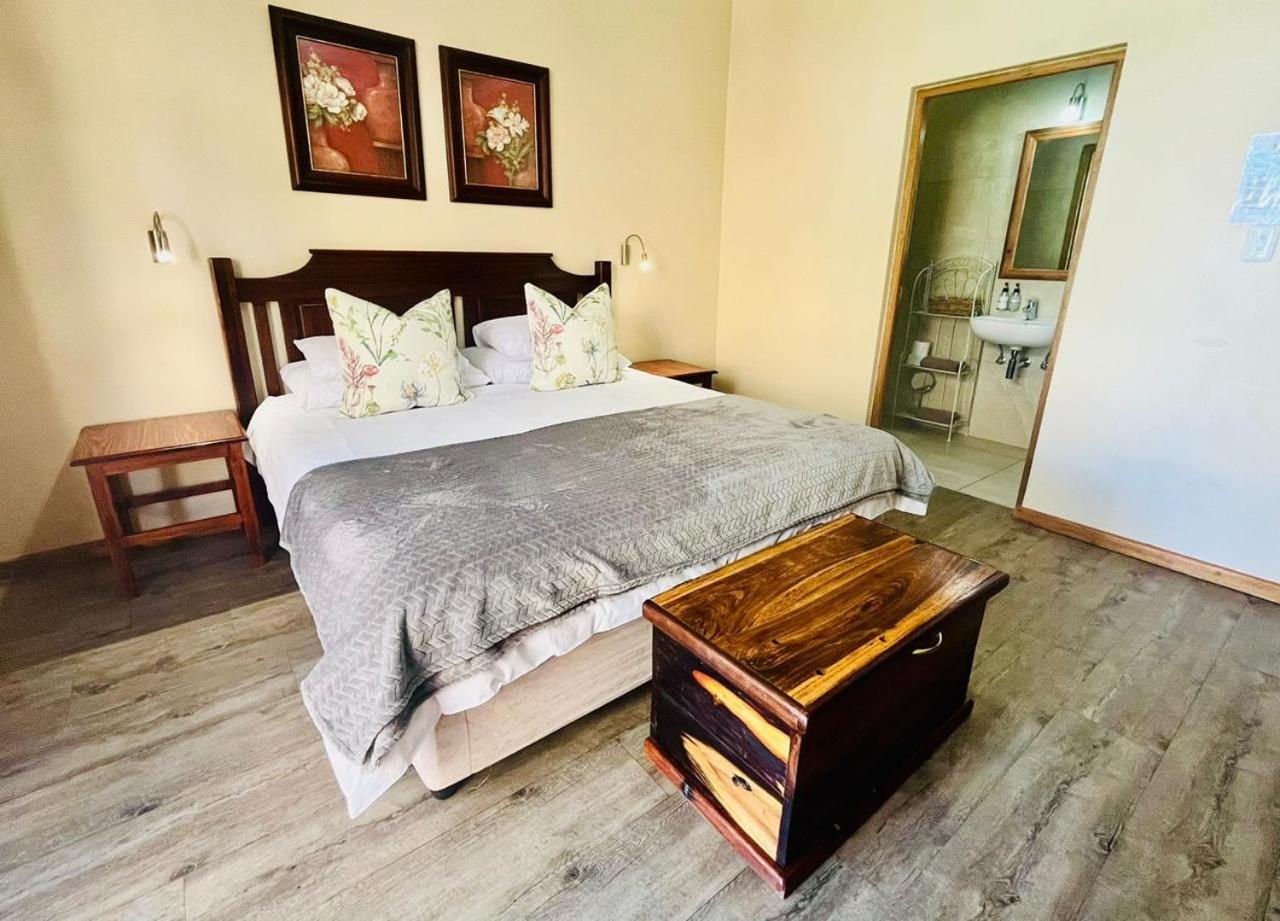 17 on Bird Guest House Beaufort West Extérieur photo