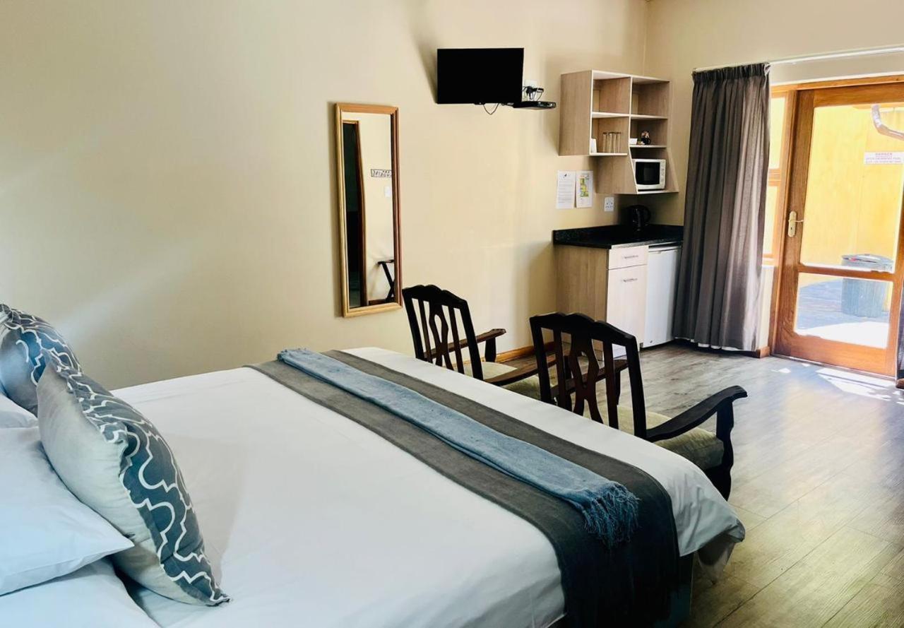 17 on Bird Guest House Beaufort West Extérieur photo