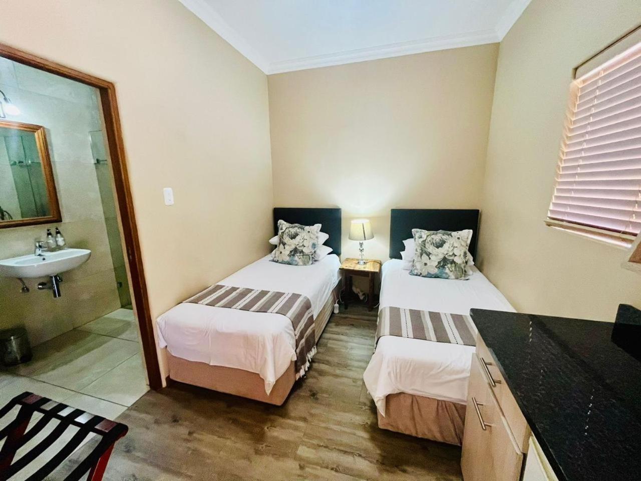 17 on Bird Guest House Beaufort West Extérieur photo