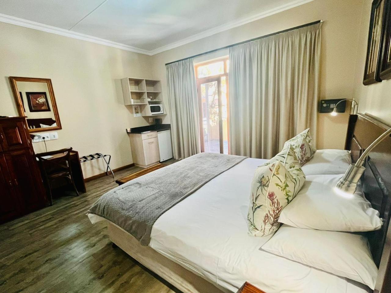17 on Bird Guest House Beaufort West Extérieur photo