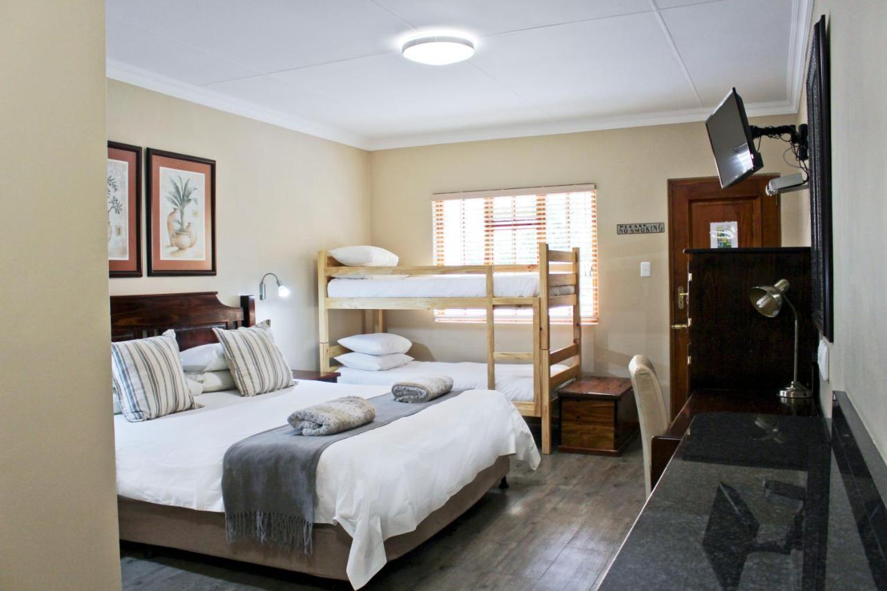 17 on Bird Guest House Beaufort West Extérieur photo