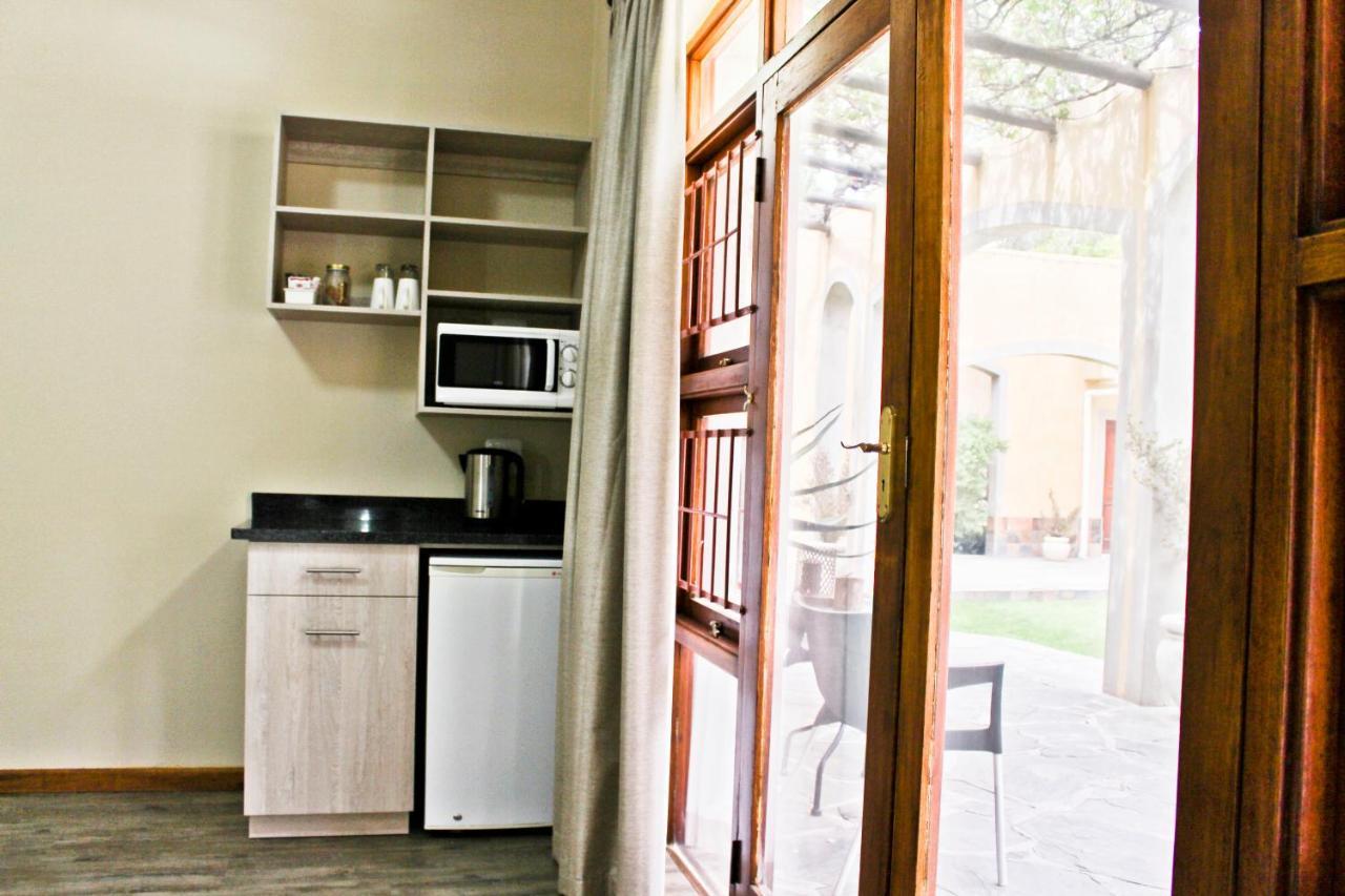 17 on Bird Guest House Beaufort West Extérieur photo
