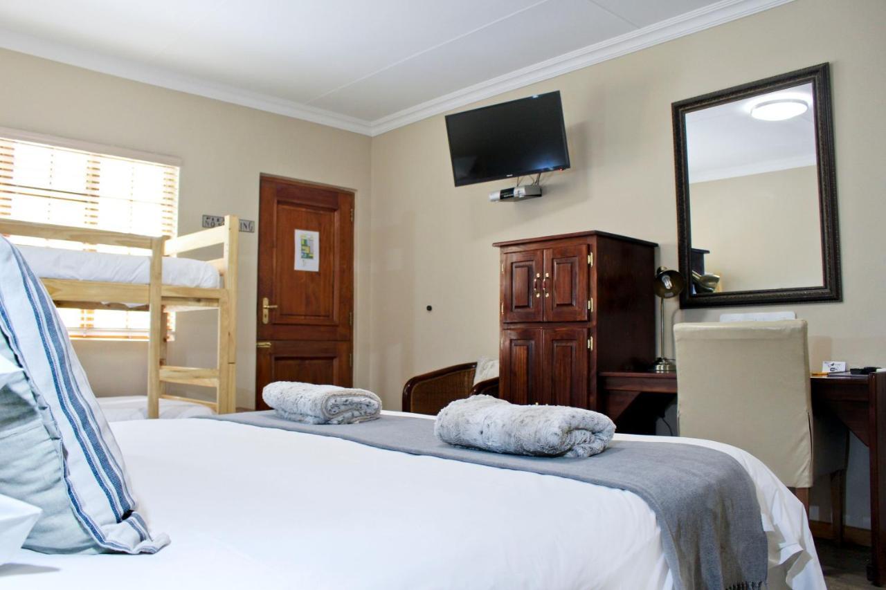 17 on Bird Guest House Beaufort West Extérieur photo
