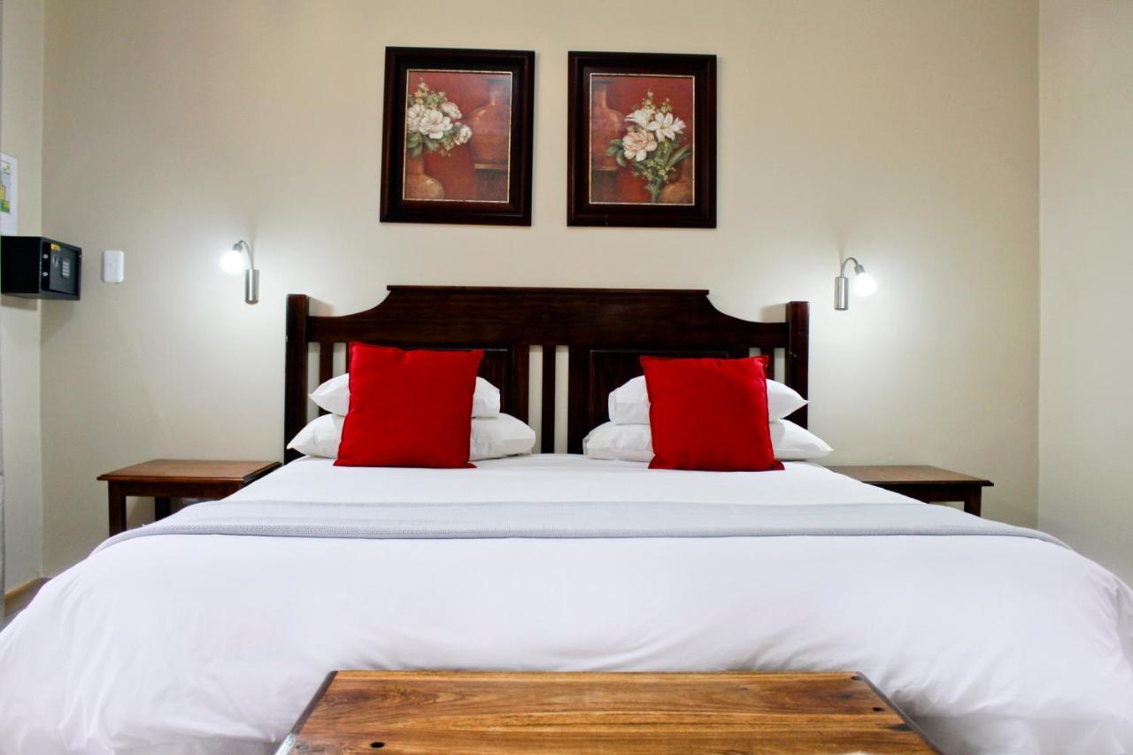 17 on Bird Guest House Beaufort West Extérieur photo