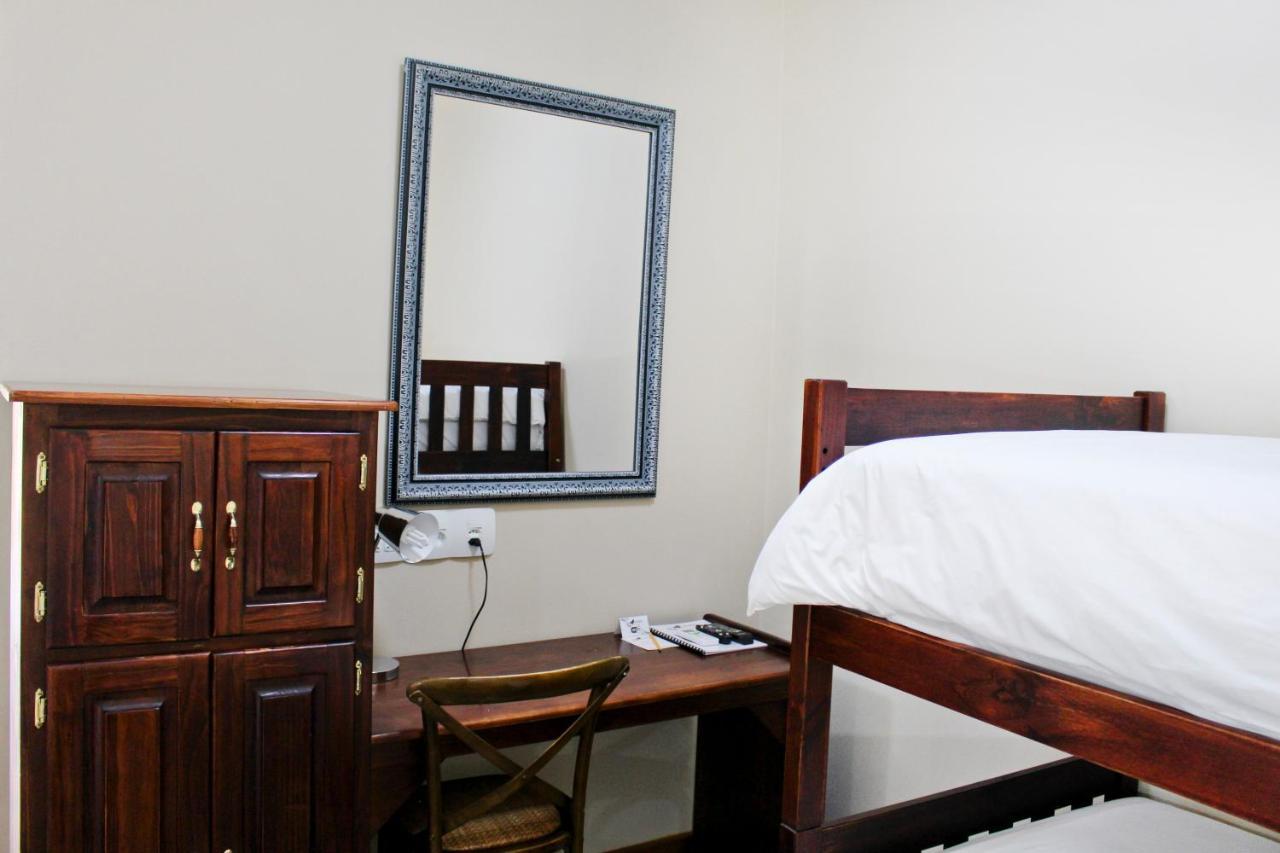 17 on Bird Guest House Beaufort West Extérieur photo