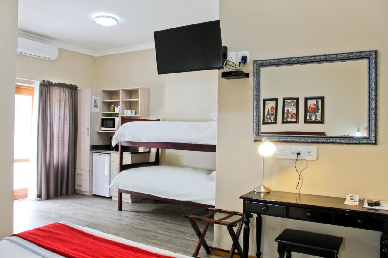 17 on Bird Guest House Beaufort West Extérieur photo