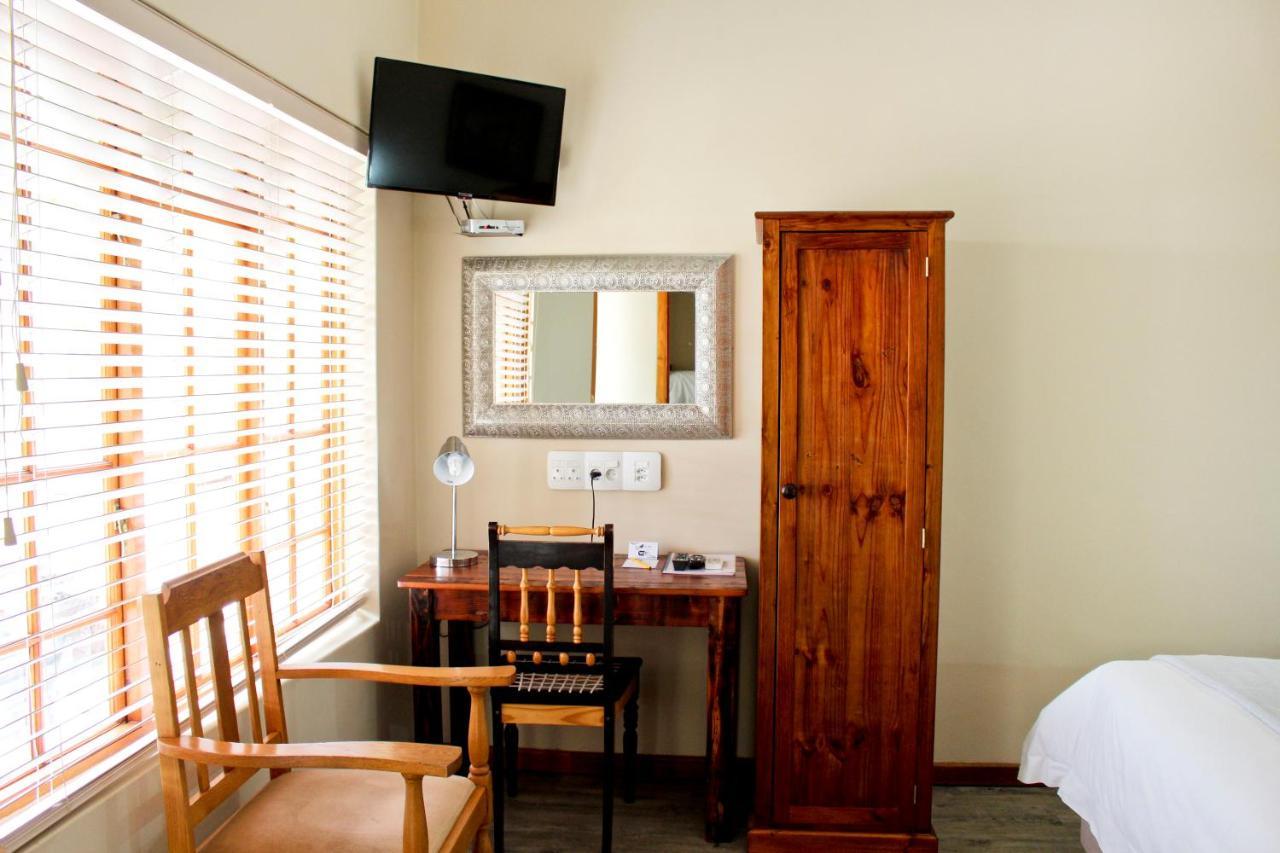 17 on Bird Guest House Beaufort West Extérieur photo