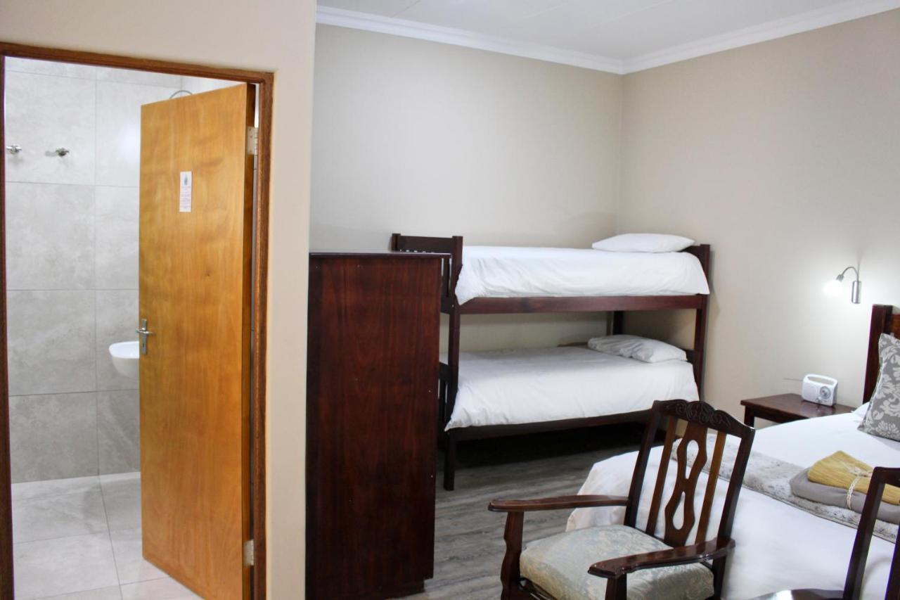 17 on Bird Guest House Beaufort West Extérieur photo